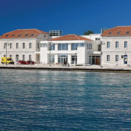 2 Bedroom Beautiful In *