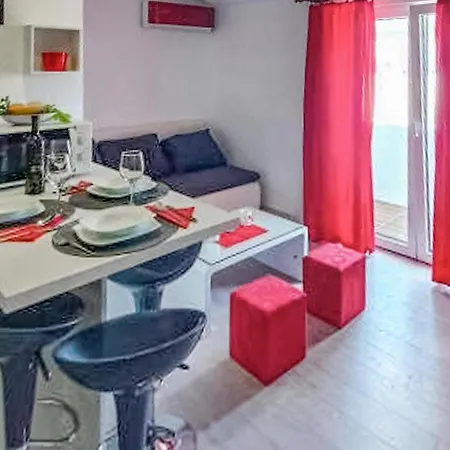 2 Bedroom Beautiful In Apartment Vodice
