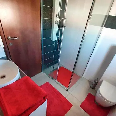 2 Bedroom Beautiful In Apartment *