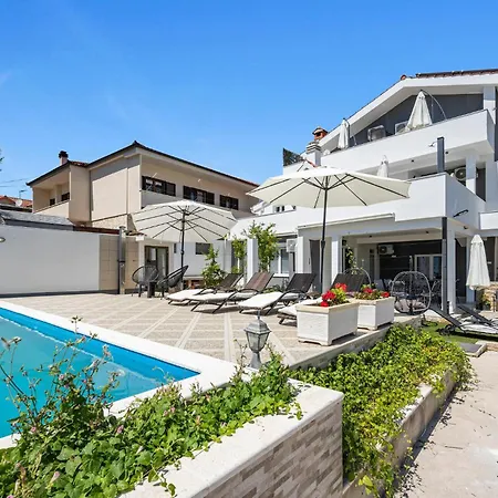 2 Bedroom Luxurious Apartment In Vodice *