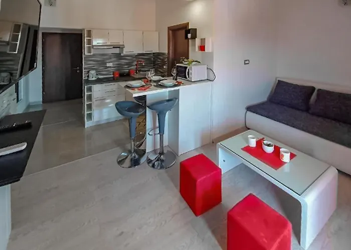 2 Bedroom Beautiful In Appartamento