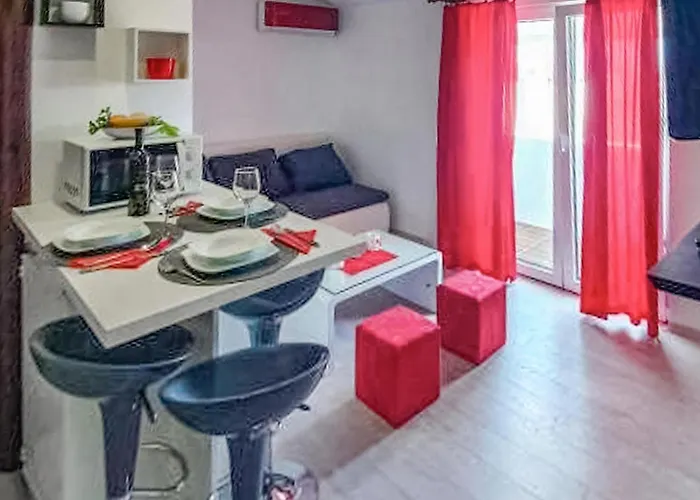 2 Bedroom Beautiful In Appartamento Vodice