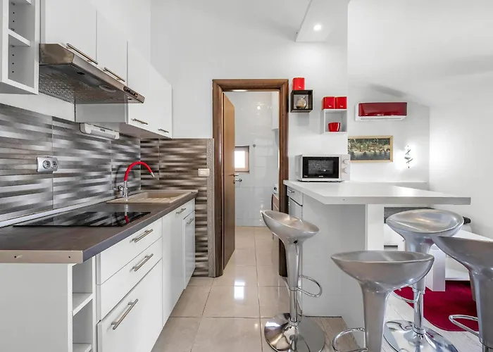 2 Bedroom Beautiful In דירה *