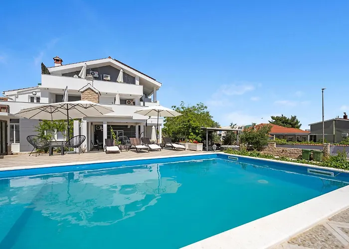 2 Bedroom Beautiful In דירה